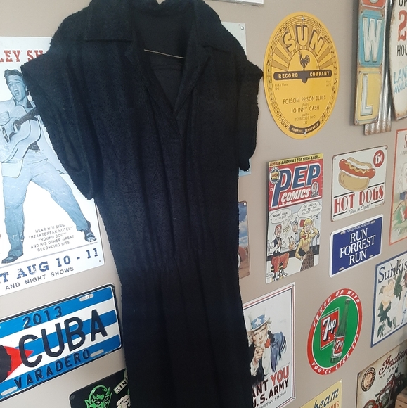 Vintage short sleeved  v-neck black dress with elastic waist - Picture 3 of 9